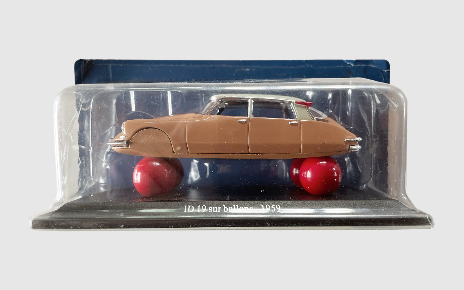 FAW, product: CITROËN DS ID 19 sur ballons (Fig. 2)